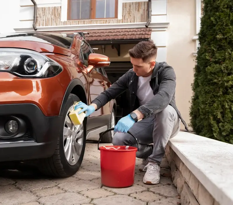 Lavage auto à domicile Secondigny : professionnel intervenant sur un véhicule